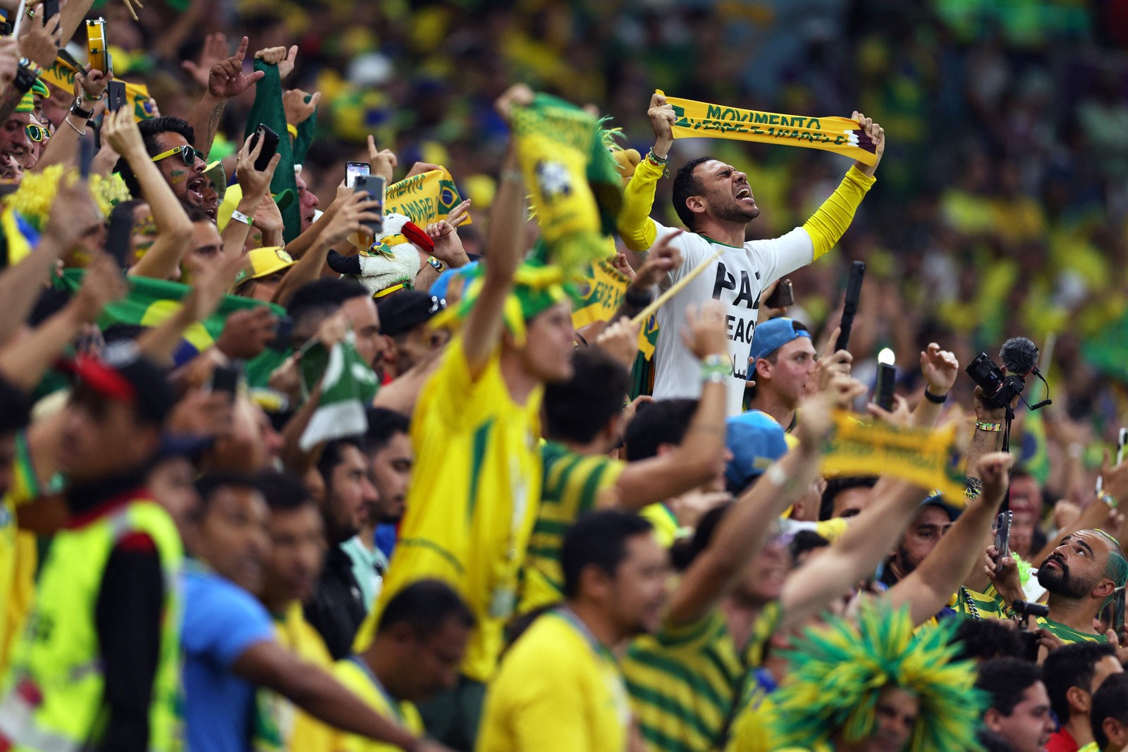 Torcedores do Brasil no Estádio Lusail — Foto: Adrian DENNIS / AFP