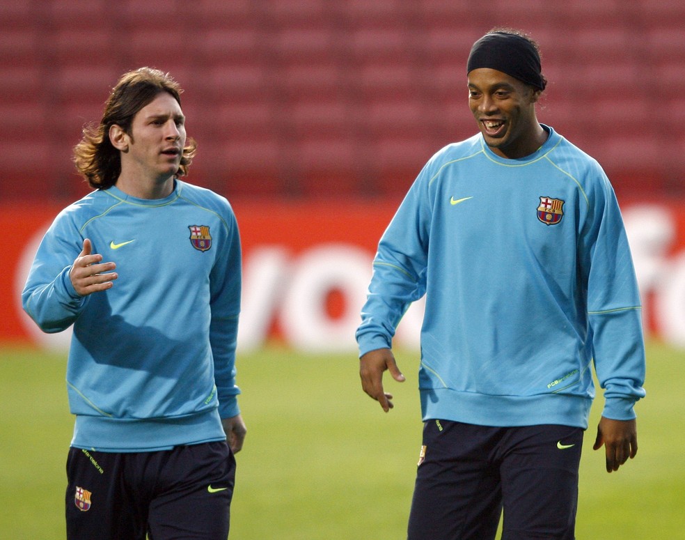 Messi e Ronaldinho em treino do Barcelona, em 2007 — Foto: Luis Gene / AFP