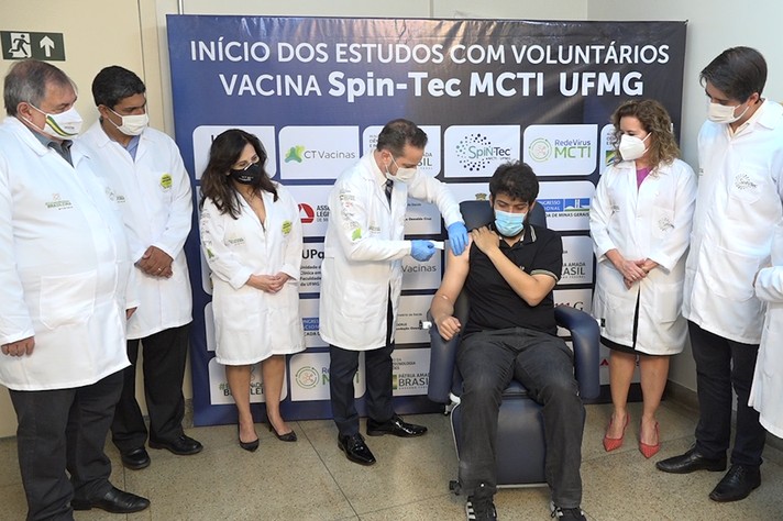 Primeiro voluntário recebe vacina contra a Covid-19 brasileira, desenvolvida na UFMG. — Foto: Divulgação / TV UFMG