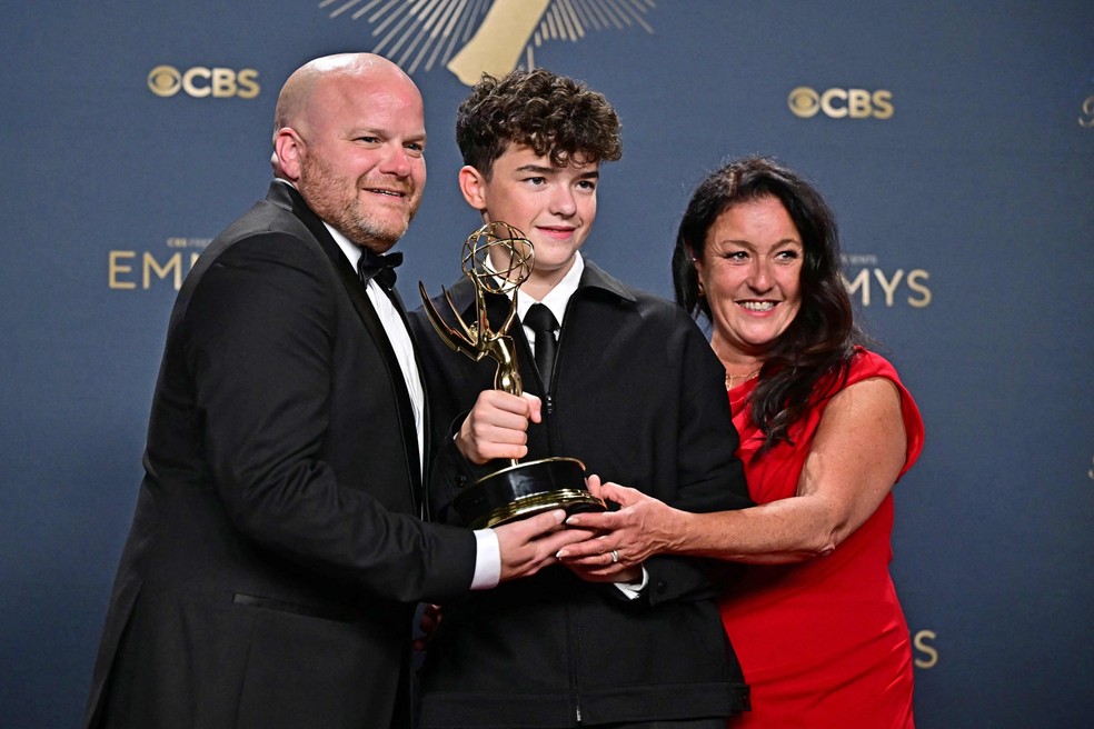 Owen Cooper e os pais, Andy e Noreen Cooper — Foto: Frederic J. Brown / AFP