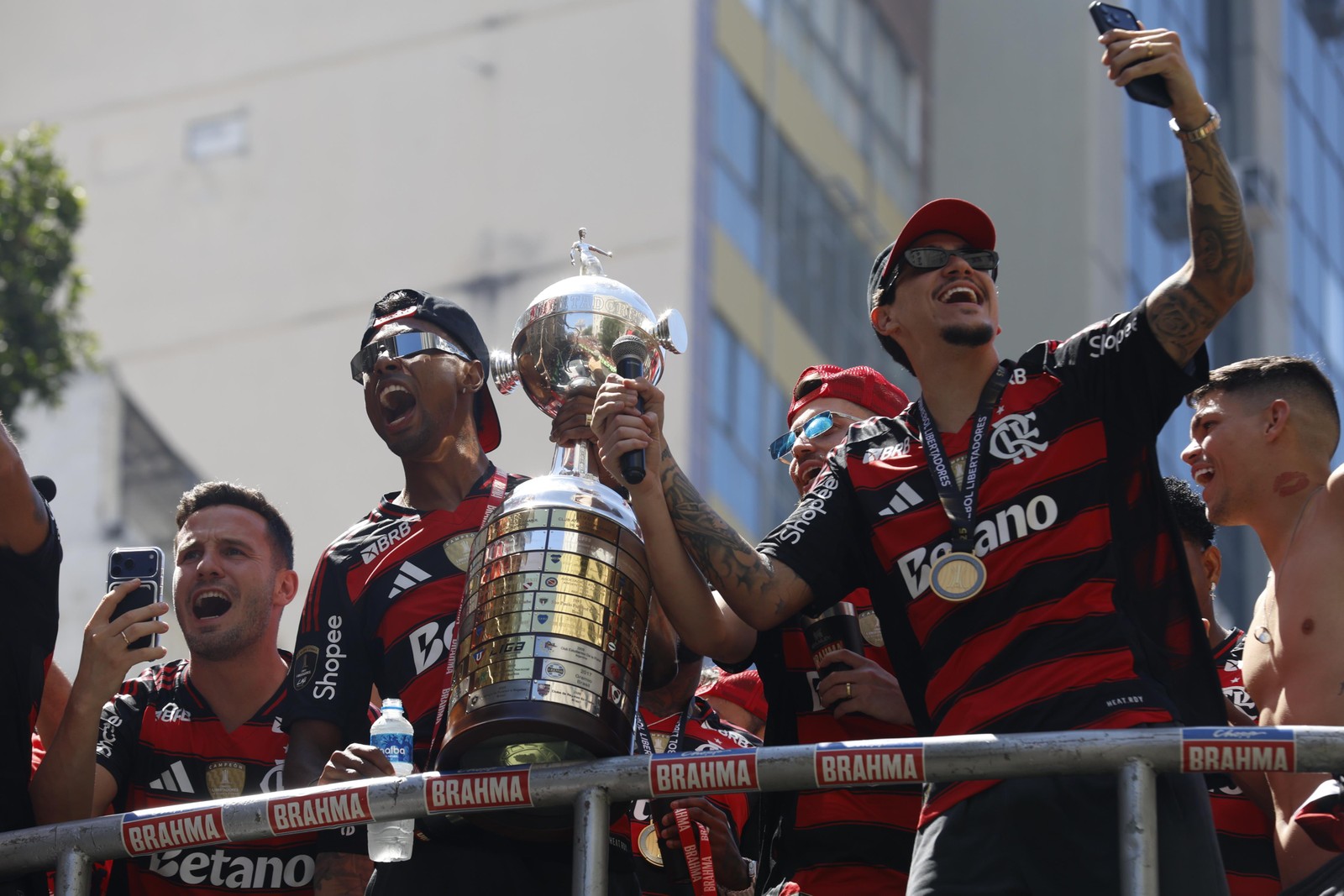 Jogadores do Flamengo no trio elétrico — Foto: Gabriel de Paiva / Agência O Globo