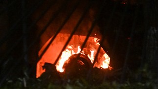 Um veículo em chamas na base aérea de La Carlota, em Caracas, após uma série de explosões em 3 de janeiro de 2026 — Foto: JUAN BARRETO / AFP