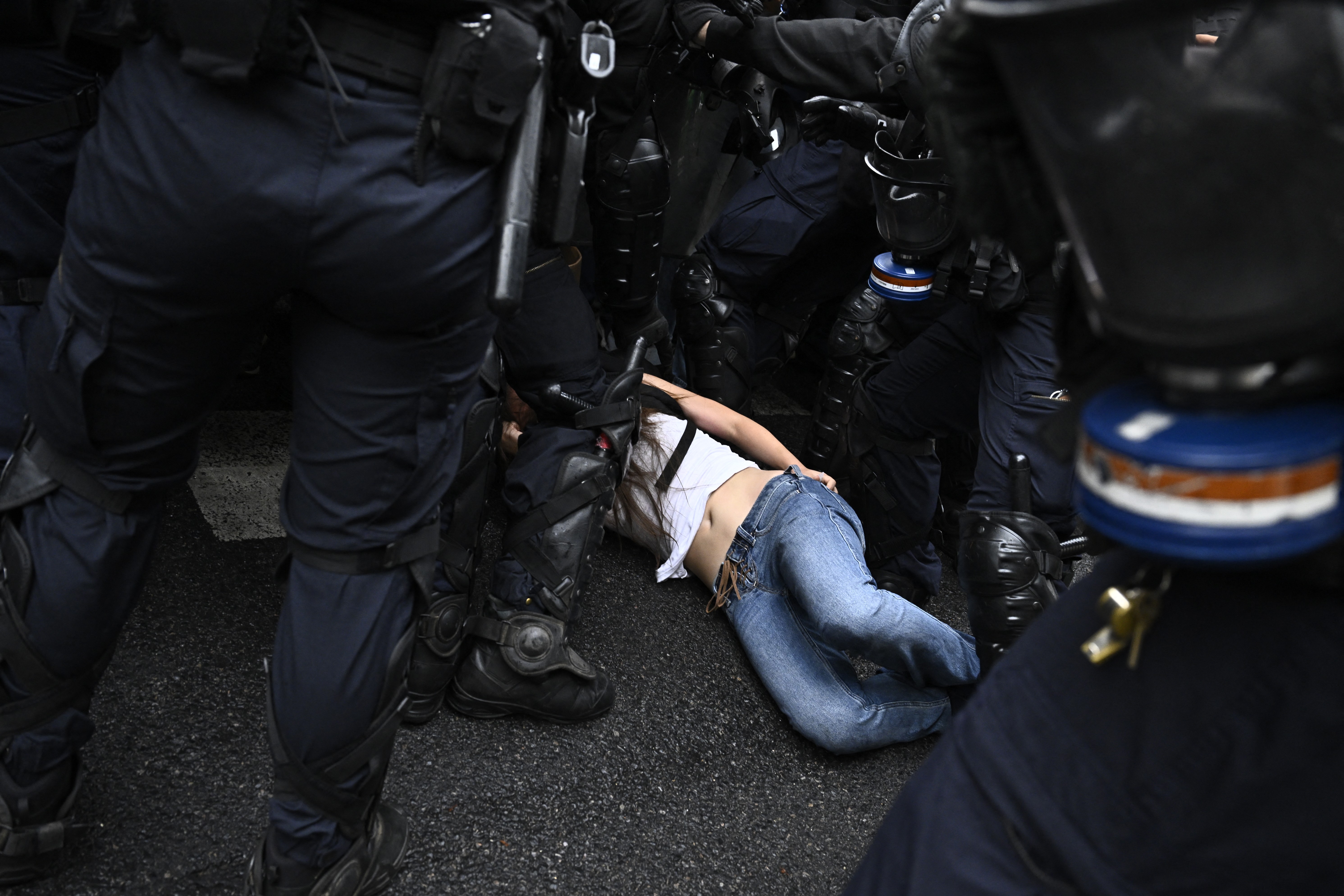 França suspende uso de granadas de efeito moral em protestos estudantis após adolescente perder a mão - Foto