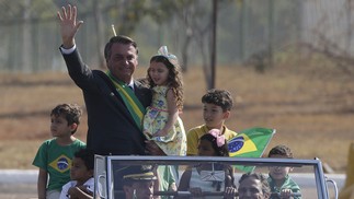 Presidente Jair Bolsonaro durante cerimônia de hasteamento da Bandeira em setembro de 2021; Nelson Piquet, piloto de F1 dirige o carro presidencial. — Foto: Cristiano Mariz / O Globo
