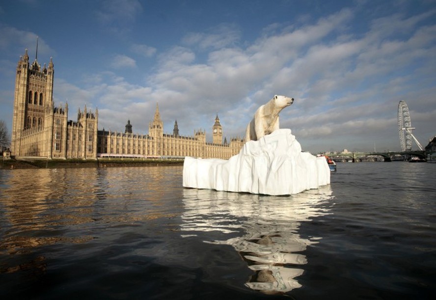 Escultura de calota de gelo polar com um urso em Londres, em evento de conscientização sobre as consequências do aquecimento global