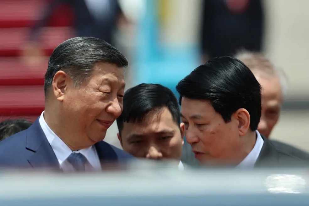 Xi Jinping conversa com o presidente Luong Cuong,do Vietnã, que também enviou autoridades a Washington para pedir a redução de tarifas — Foto: Athit Perawongmetha/Pool/NYT