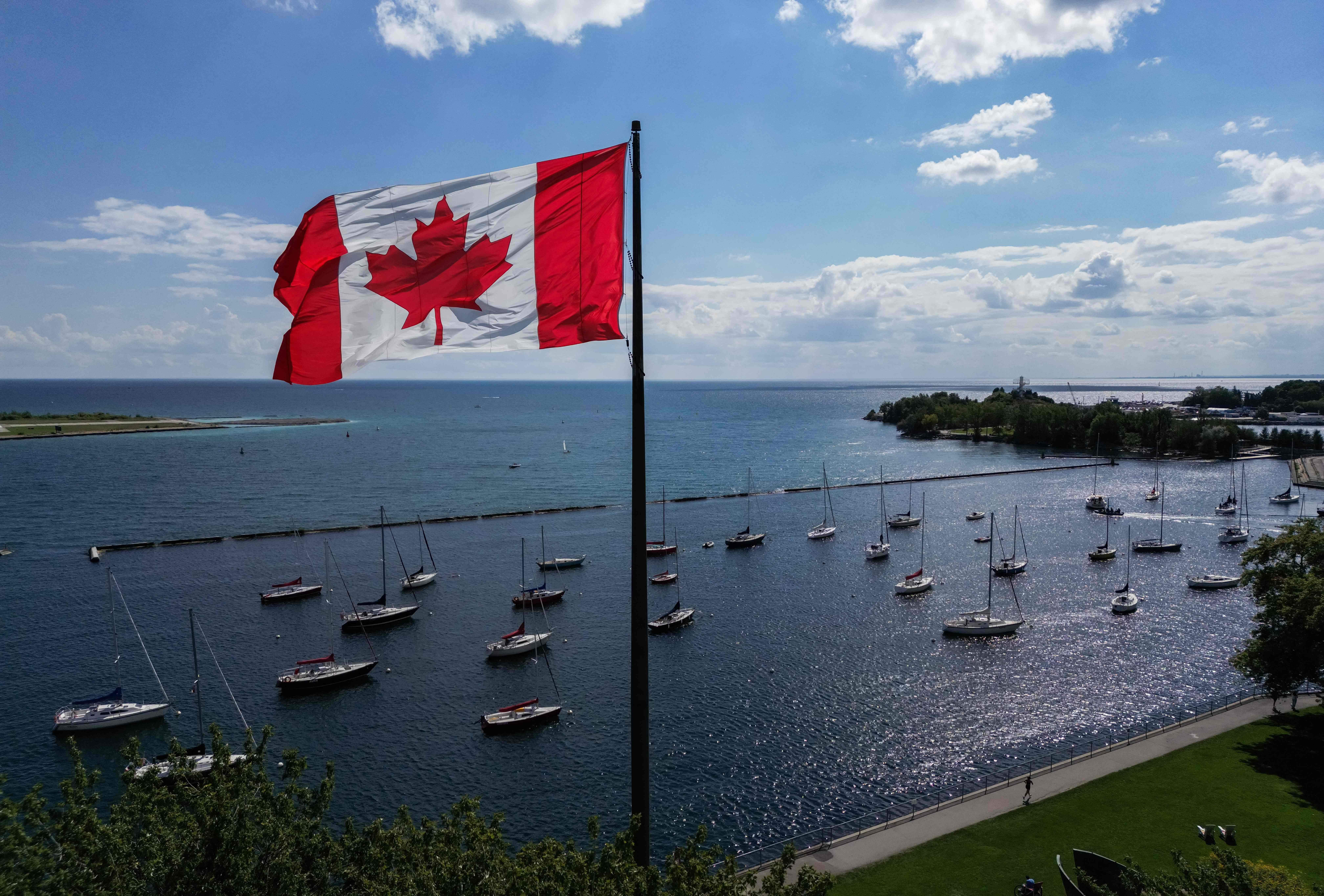‘Agora e sempre’: Canadá responde a Trump e instala placa no Lago Ontário após americano mudar nome para ‘Lago América’ - O GLOBO
