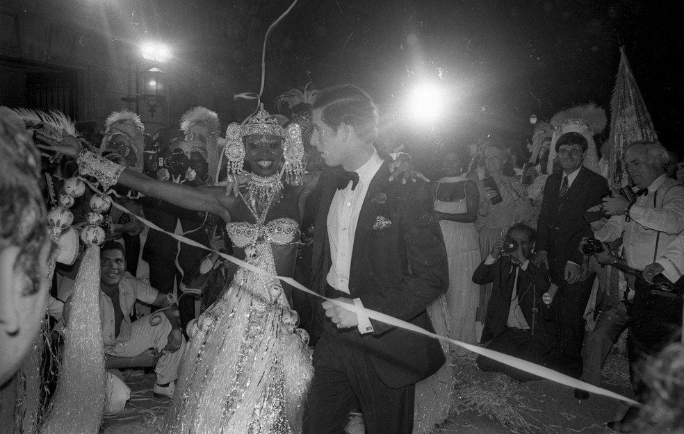 Príncipe Charles, durante visita ao Rio em 1978, dança com Pinah, da Beija-Flor — Foto: Antônio Nery