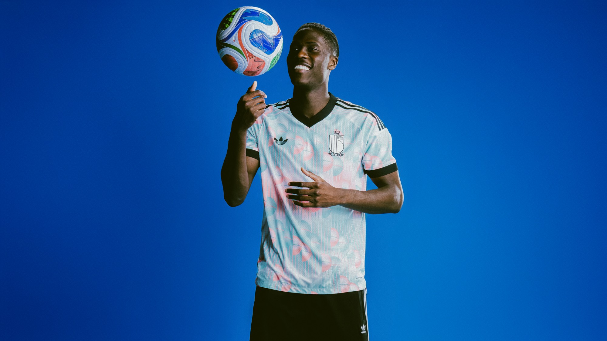Bélgica leva surrealismo à Copa com camisa inspirada em artista do famoso quadro do cachimbo