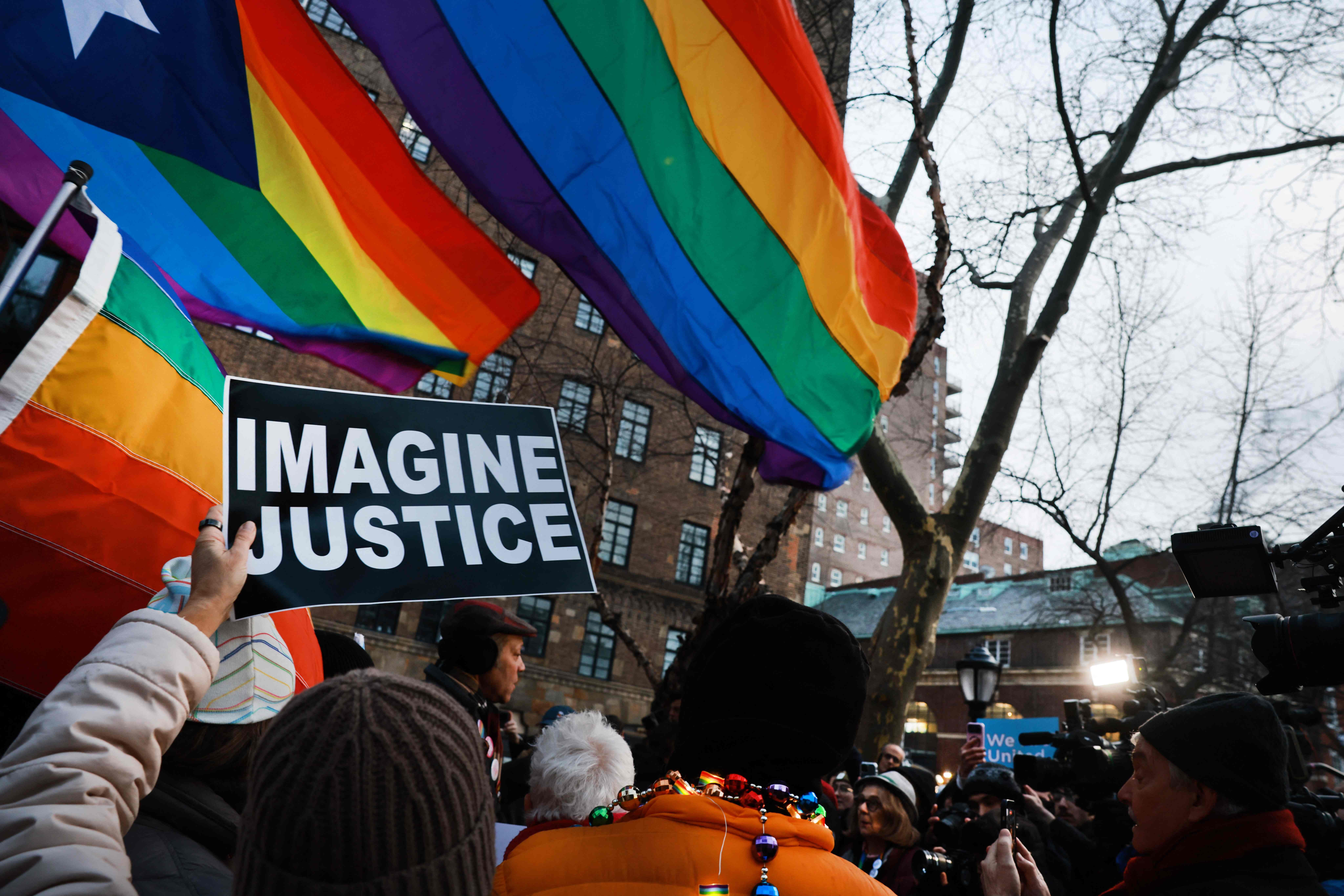 Retirada de bandeira arco-&iacute;ris revolta comunidade LGBTQ+ em Nova York: 'Declararam guerra contra n&oacute;s'