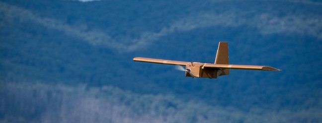 Imagem mostra drone Corvo em pleno voo — Foto: Divulgação