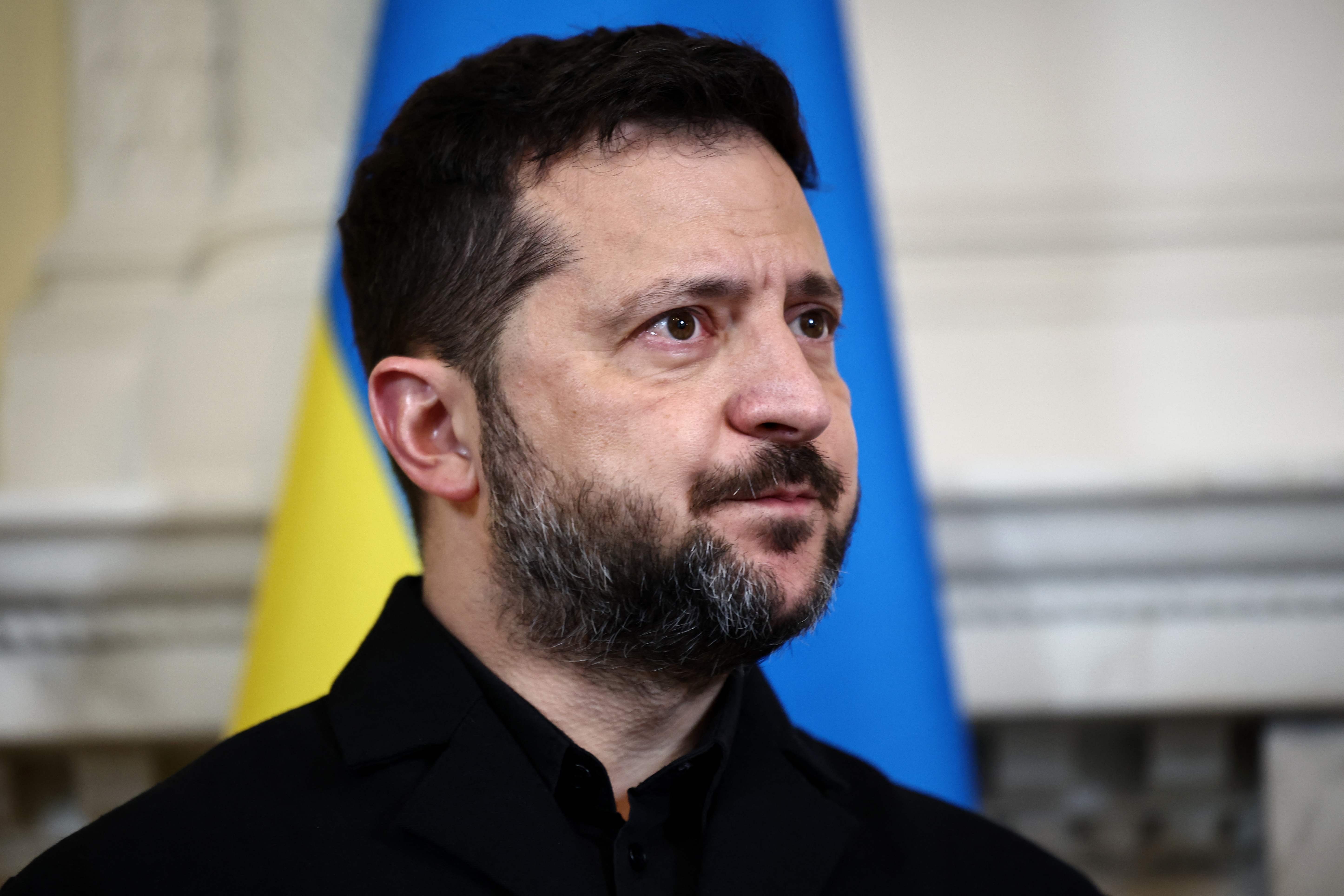 Zelensky anuncia retomada de ataques contra infraestrutura energética russa, enquanto Musk pede sua renúncia