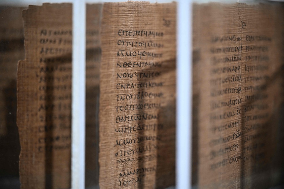 Livro mais antigo do mundo em uma coleção particular foi vendido em leilão em Londres — Foto: Julien de Rosa/AFP