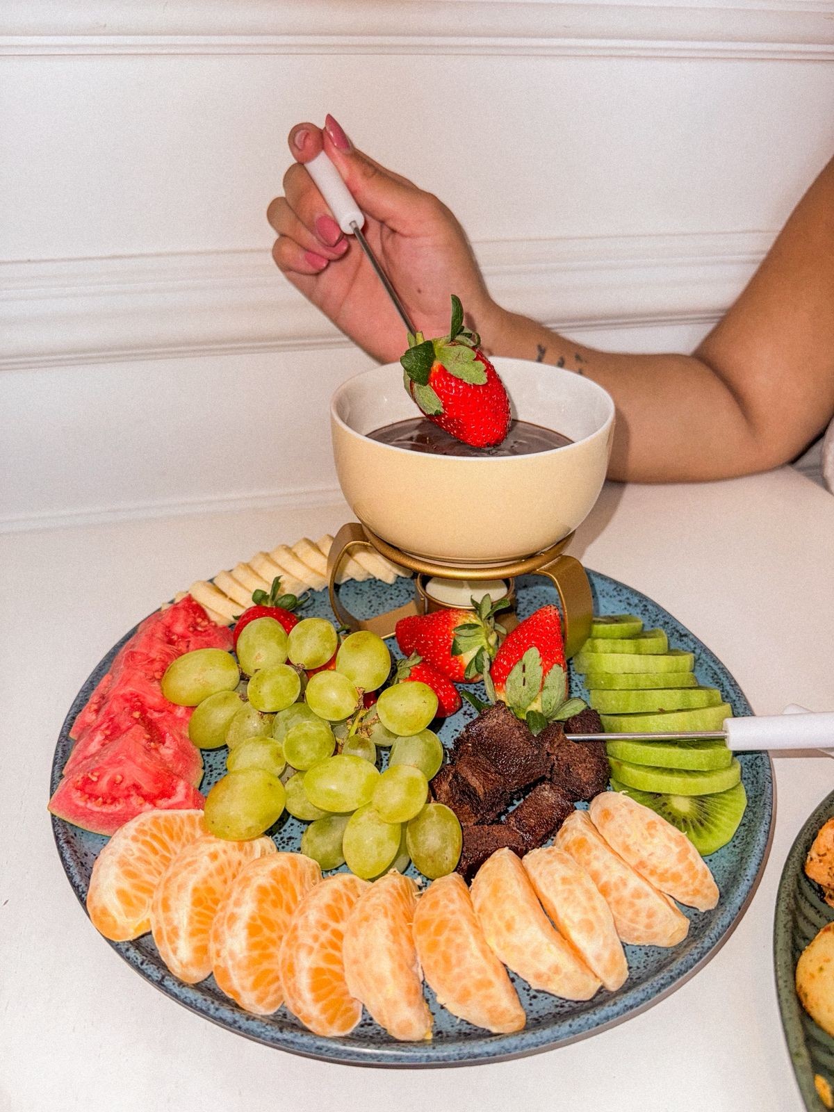O fondue de chocolate da Encantaria (97259-2809) leva ganache de chocolate, frutas frescas, biscoitos e brownie trufado. Custa R$ 110 e serve duas pessoas — Foto: Divulgação