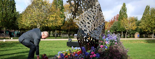 Charles III depositou uma coroa de flores no primeiro memorial do Reino Unido em homenagem à contribuição de militares LGBT+ que serviram nas forças armadas do país — Foto: Phil Nobel/AFP