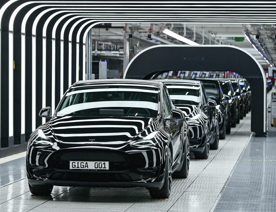 Linha de produção do modelo Y na fábrica da Tesla em Berlim, na Alemanha: empresa produz carros elétricos