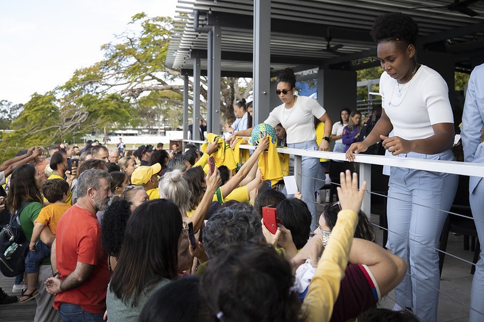 Torcida brasileira recepcionou atletas na chegada a Brisbane — Foto: Thais Magalhães/CBF