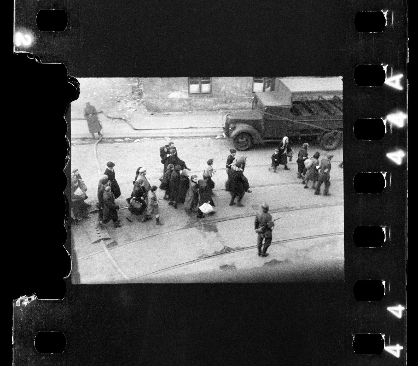 Fotos inéditas da Revolta do Gueto judeu em Varsóvia são expostas em museu — Foto: Zbigniew Leszek Grzywaczewski / AFP 