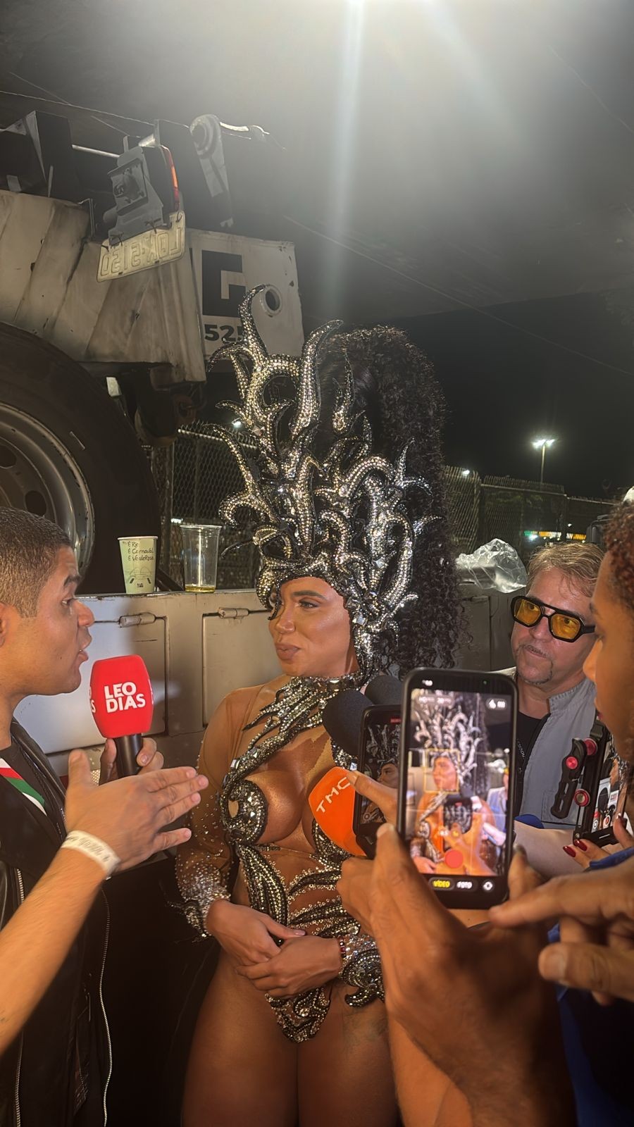 Evelyn Bastos fala sobre adorno de seis quilos na cabeça e repercute título de Rainha do GLOBO: 'Ganhei por várias outras mulheres'