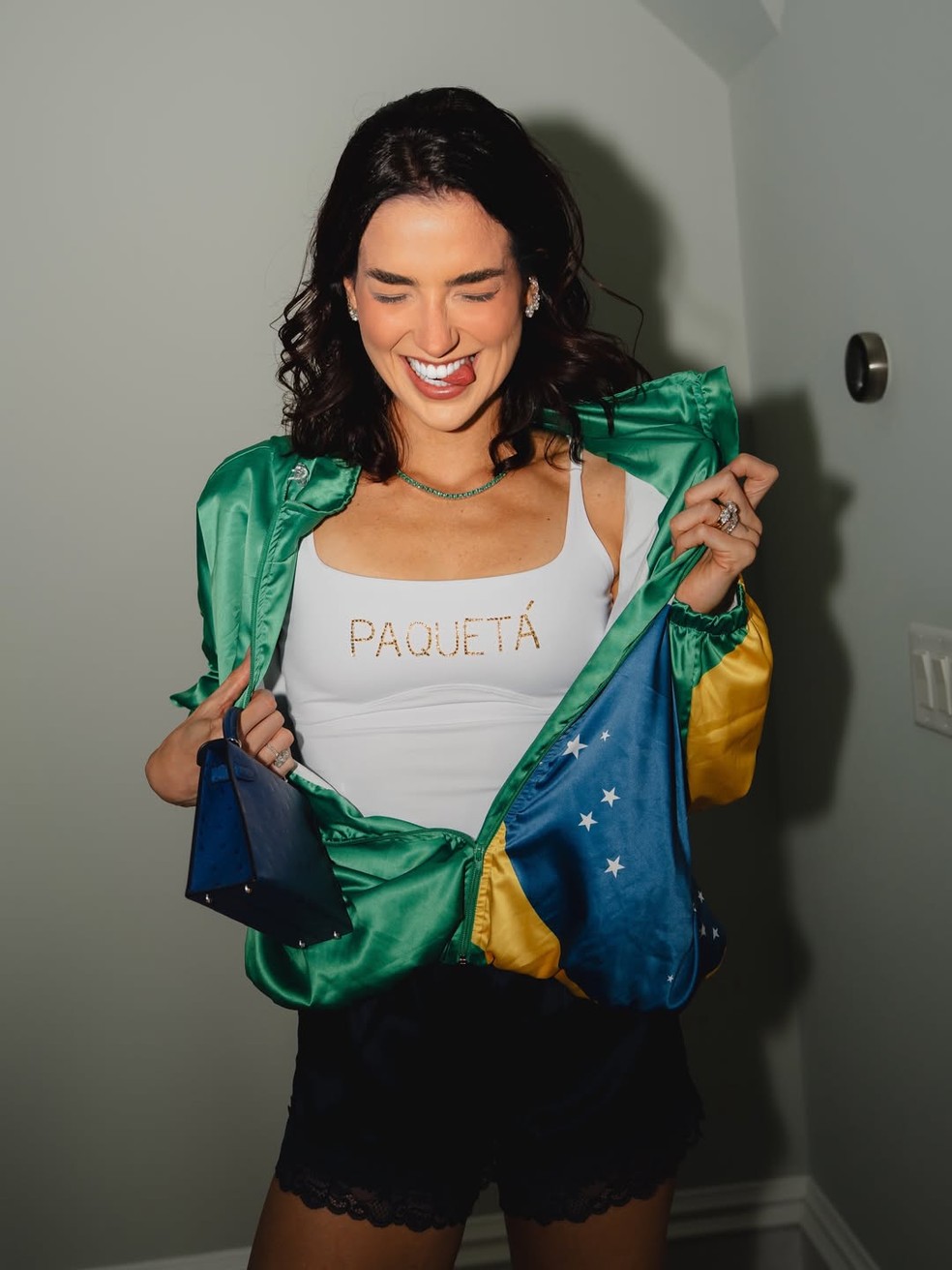Duda Fournier usa bolsa mini em primeiro jogo do Brasil — Foto: Reprodução