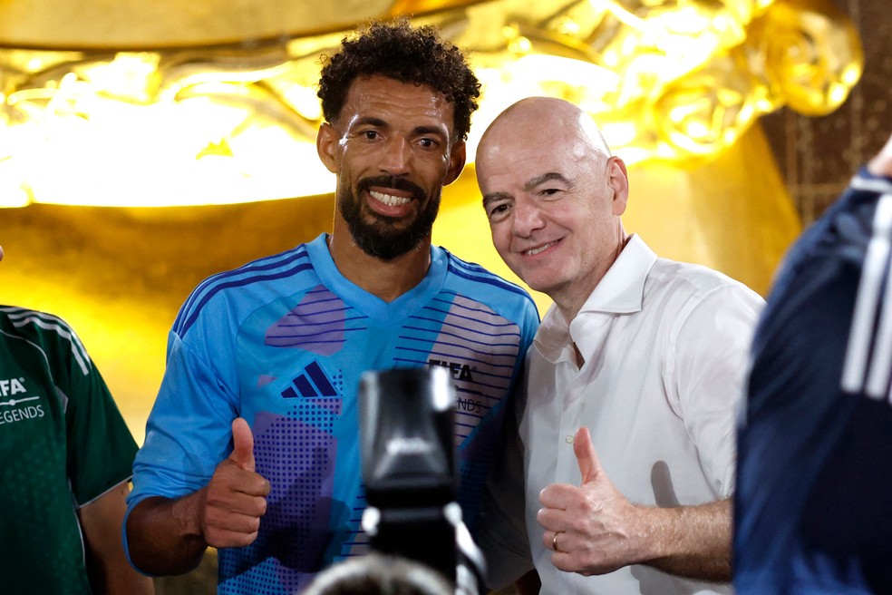 Infantino e o goleiro cabo-verdiano Vozinha em evento no Rockfeller Center — Foto: Kena Betancur/AFP