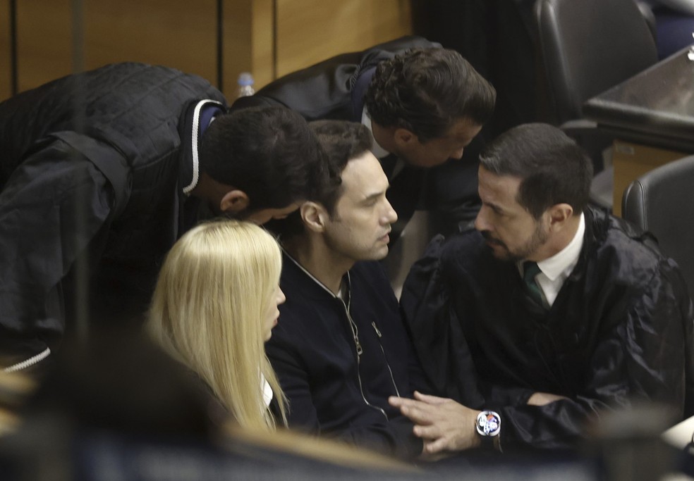 Dr. Jairinho cercado pelos seus advogados durante o julgamento &mdash; Foto: Gabriel de Paiva / Ag&ecirc;ncia O Globo