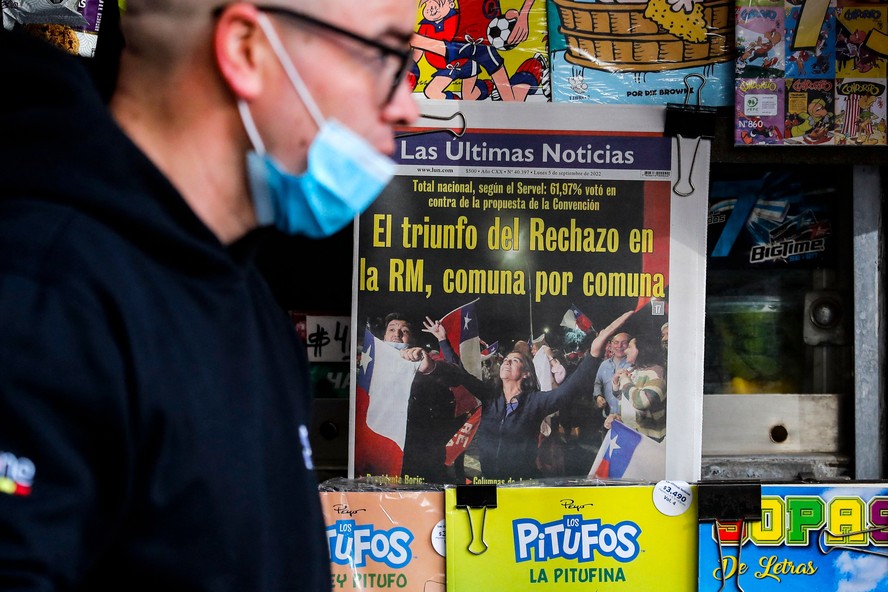 Capas de jornais estampam a derrota da proposta de uma nova Constituição no Chile após votação no domingo