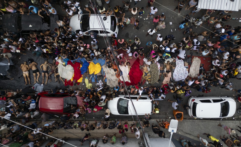 Operação policial no Complexo da Penha é a mais letal a história, o número de mortos já passa de 120. Corpos recolhidos na mata foram deixados por moradores em uma praça na entrada da Vila Cruzeiro — Foto: Márcia Foletto