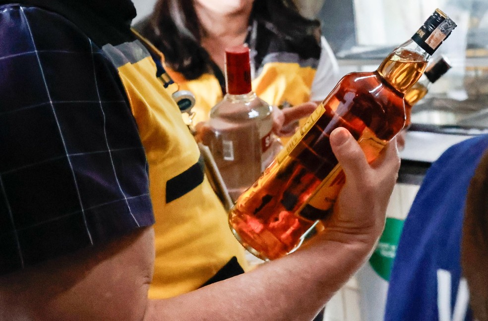Autoridades de saúde de São Paulo realizaram ações de fiscalização e investigação em três bares e adegas suspeitas de vender bebidas adulteradas — Foto: Divulgação/ Governo do Estado