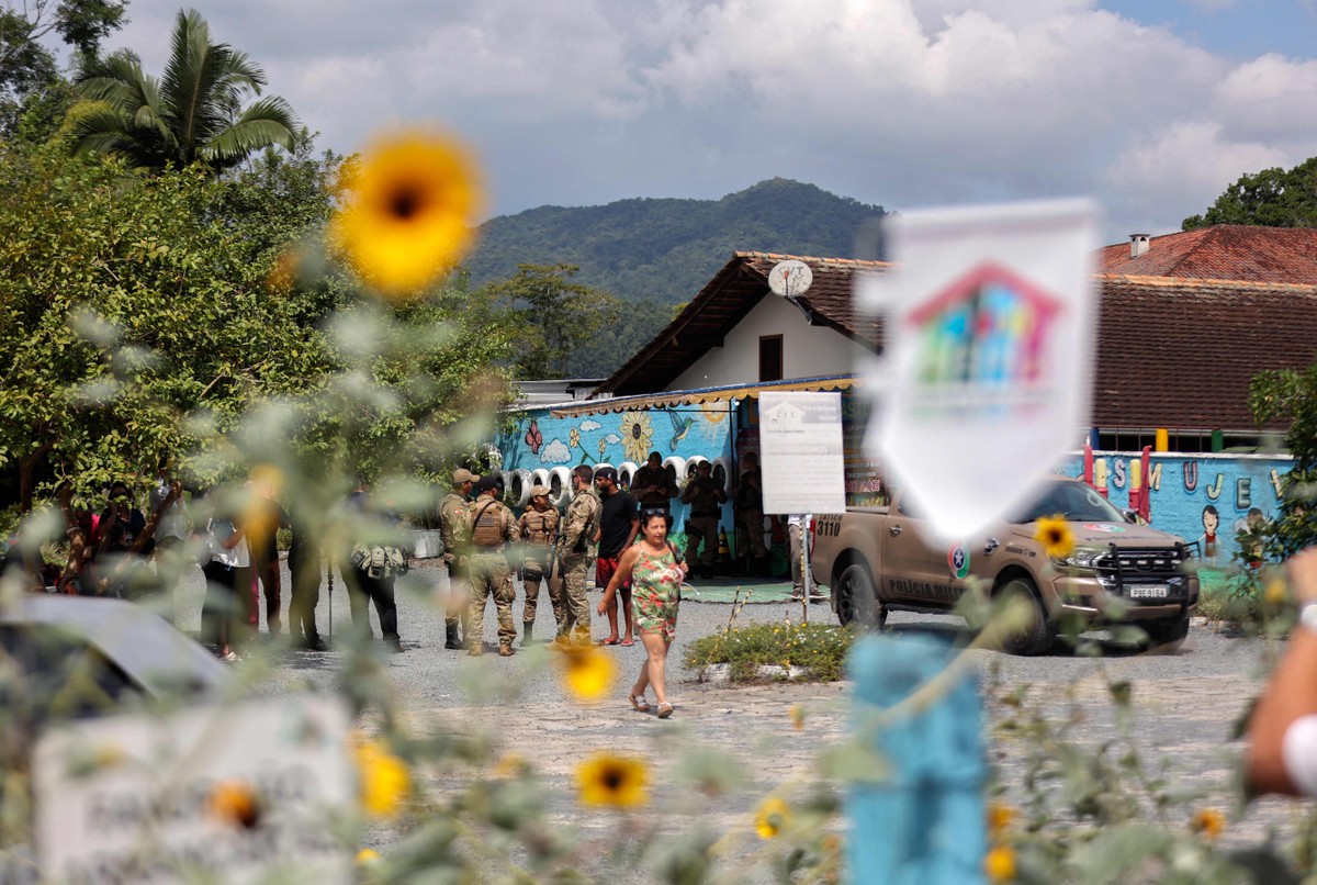 Mãe de três alunos de creche atacada em blumenau (sc) fala sobre reação dos filhos após verem massacre: 'estão em choque'