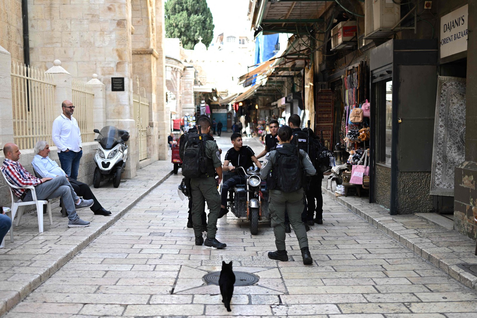 Policiais param motociclista para inspeção na antiga Jerusalém; cidade sagrada funciona em meio à guerra Israel x Hamas — Foto: Yuri Cortez/AFP