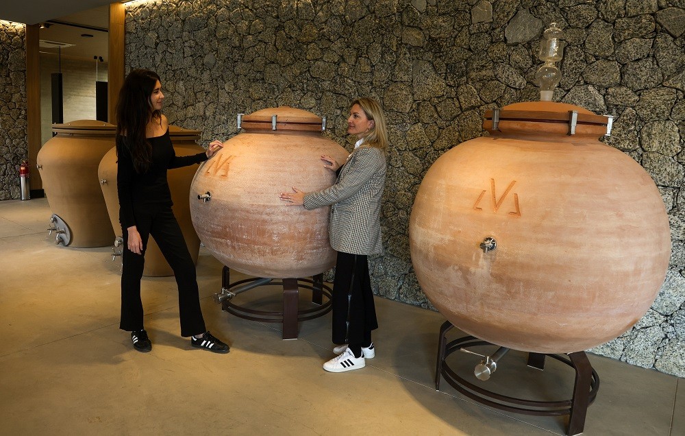 Producer Manuela Maturano and winemaker Mônica Rossetti with Italian amphorae — Photo: Gabriel de Paiva / Agência O Globo