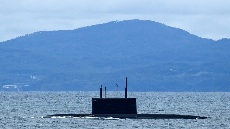 Submarinos russos dispararam projéteis no Mar Negro em exercício realizado nesta segunda-feira — Foto: Kirill Kudryavtsev / AFP