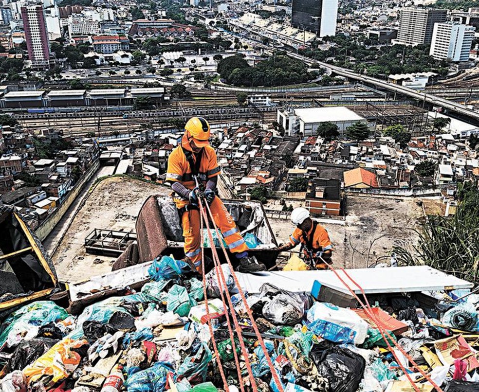 Morro da Providência. O trabalho de limpeza de encostas é realizado em diversas comunidades da cidade — Foto: Divulgação/Comlurb