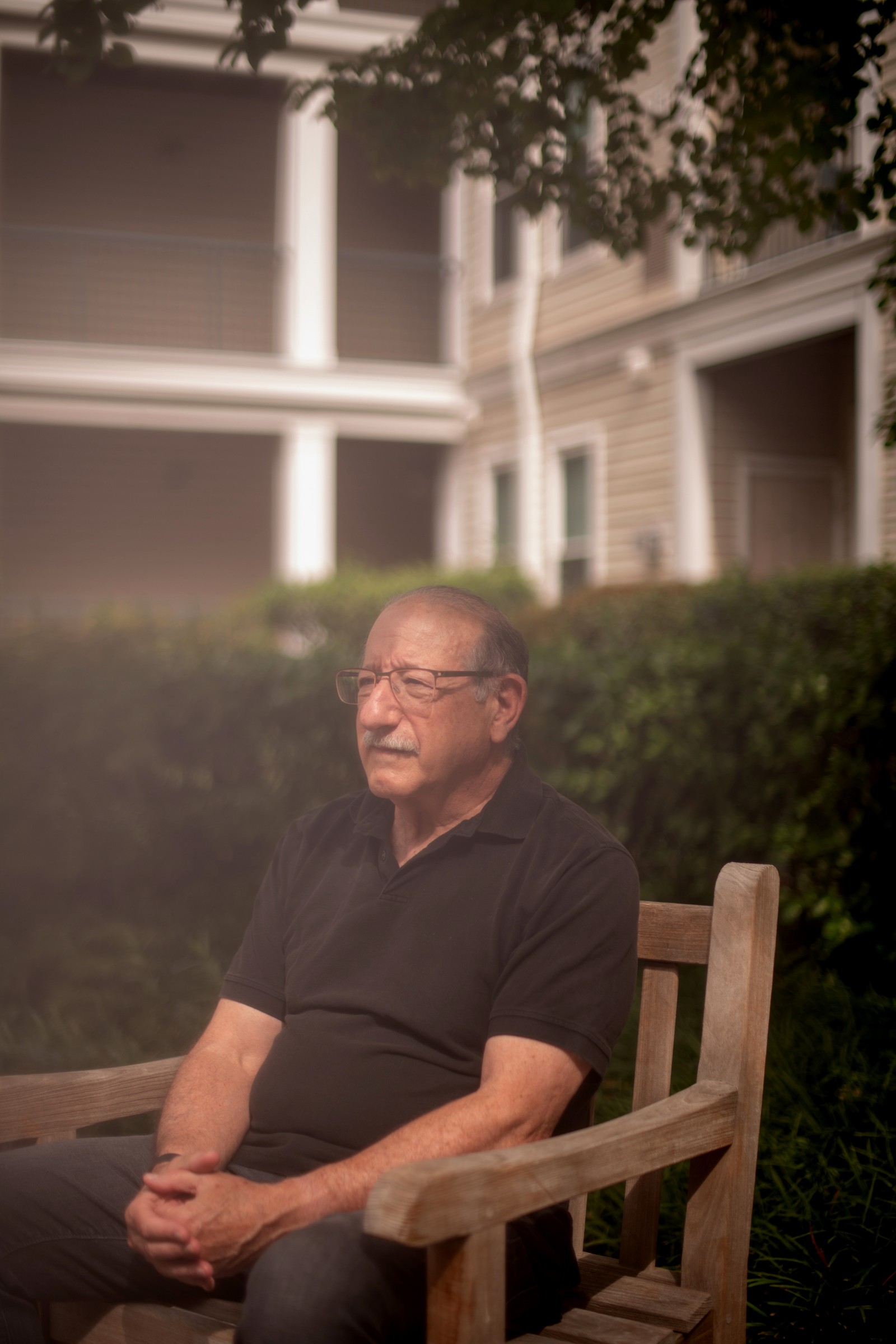 Barry Heitin, um advogado aposentado de 76 anos que foi vítima de um sofisticado golpe online, em seu prédio de apartamentos em Arlington, Virgínia, em 18 de julho de 2024 — Foto: Hailey Sadler/The New York Times