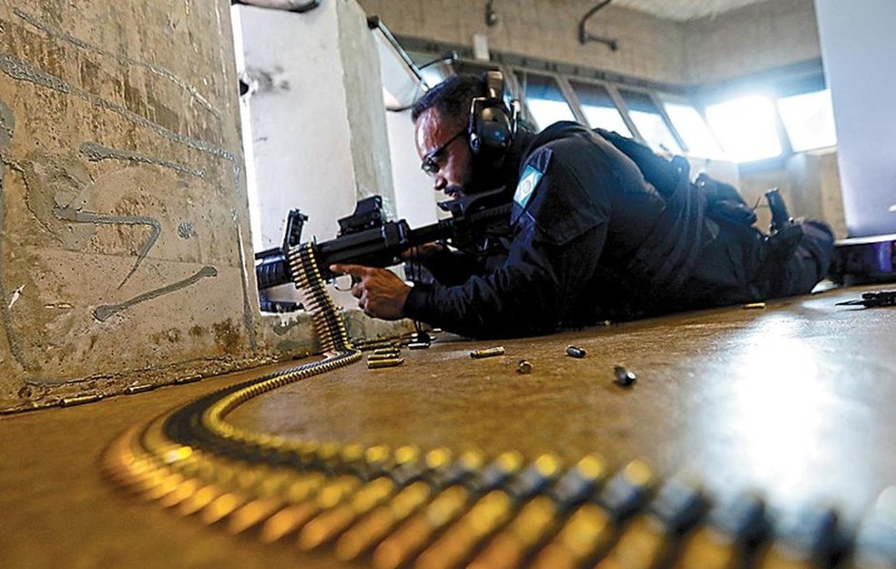 Policial faz treinamento com uma metralhadora israelense na penitenciária de Brasília — Foto: Agência O Globo/Cristiano Mariz