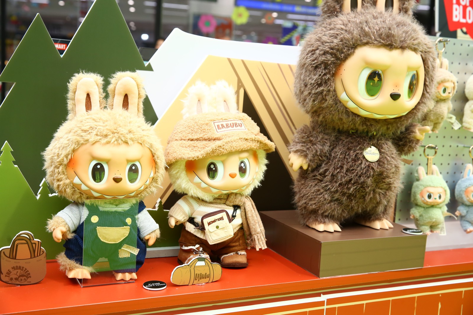 Pelúcias Labubu da linha de colecionável The Monster em vitrine China: lançamentos se esgotam em minutos no site e provocam filas quilométricas em lojas físicas. Vendas dos bonecos saltaram 726% — Foto: Bloomberg