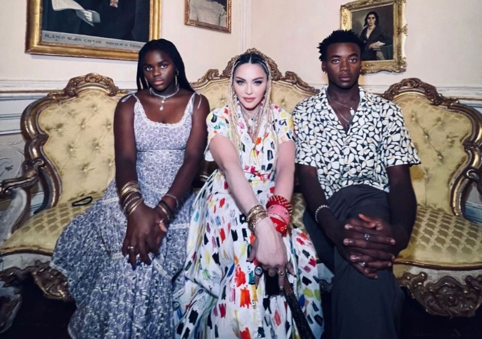 Madonna entre os filhos Mercy e David, na Itália — Foto: Reprodução/Instagram