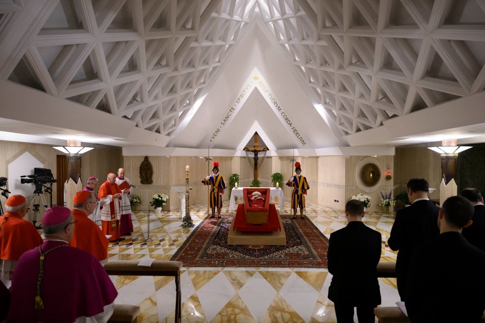 Vaticano divulga primeiras imagens do corpo de Papa Francisco no caixão — Foto: AFP