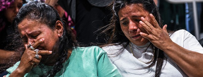 Pessoas choram durante vigília pelas vítimas do tiroteio em massa na Robb Elementary School em Uvalde, Texas — Foto: CHANDAN KHANNA / AFP
