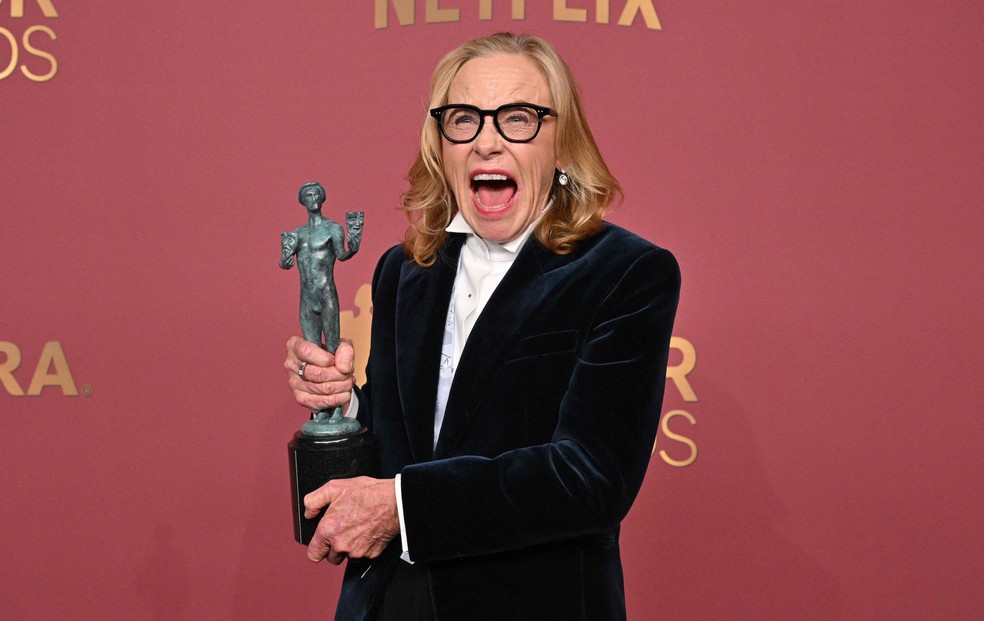 Amy Madigan com o "Actor Awards" de "Melhor atriz coadjuvante" pelo terror "A hora do mal" — Foto: Frederic J. Brown / AFP