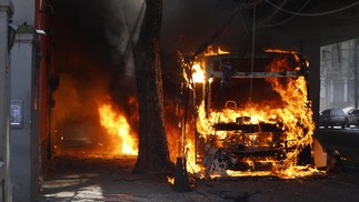 Chefe do tráfico do Morro dos Prazeres é morto pelo Bope em operação nas comunidades da região central para reprimir crimes relacionados a roubos de veículos e tráfico de drogas. Na foto, ônibus pegando fogo na Avenida Paulo de Frontin, acesso ao túnel Rebouças — Foto: Gabriel de Paiva/ Agência O Globo
