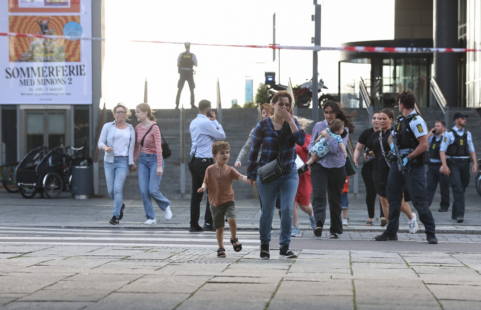 Clientes são evacuados de shopping em Copenhague, onde tiroteio deixou vários mortos neste domingo (3) — Foto: Olafur Steinar Gestsson / Ritzau Scanpix / AFP