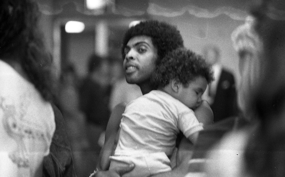 Gilberto Gil com Pedro Gil no colo em foto tirada no aeroporto do Gale&atilde;o, no Rio, em 1972 &mdash; Foto: Paulo Moreira / Ag&ecirc;ncia O Globo