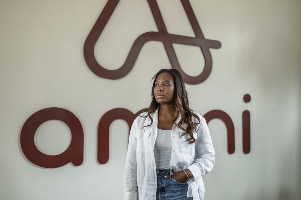 Kate Kallot, fundadora da Amini, uma startup de IA, no escritório da empresa em Nairóbi, Quênia — Foto: Natalia Jidovanu/The New York Times