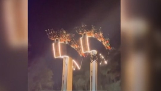 Visitantes ficam presos de cabeça para baixo em brinquedo de parque de diversões no Canadá; vídeo