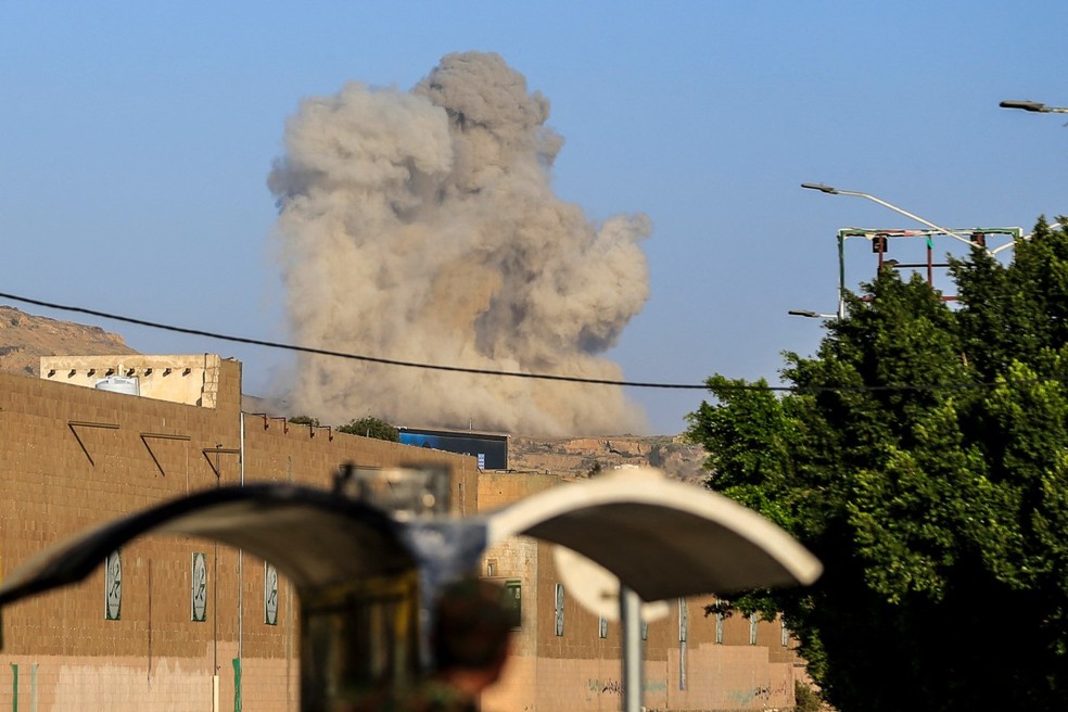 Ataque aéreo realizado pela coalizão liderada pela Arábia Saudita na capital iemenita Sanaa, controlada pelos houthis — Foto: AFP