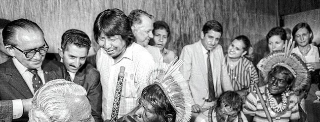 Raoni dá “puxão de orelhas” no ministro Mário Andreazza, em gesto afetuoso que marca fim de conflito no Xingu — Foto: Jamil Bittar