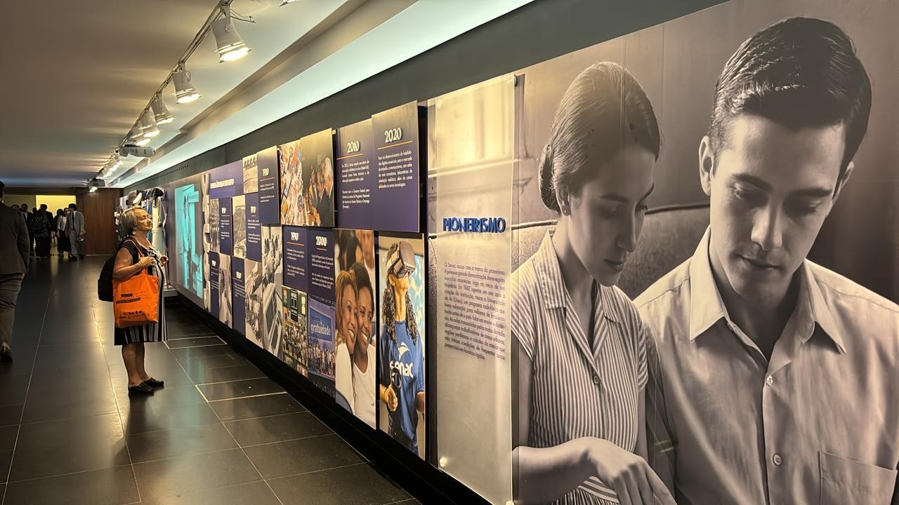 Exposição Trabalhadores do Comércio chega ao Congresso celebrando 80 anos de Sesc e Senac