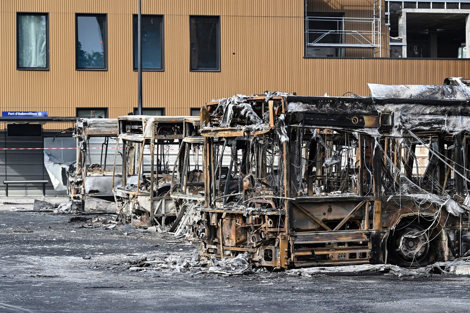 Ônibus queimados no terminal de ônibus Fort d'Aubervilliers, em frente à futura instalação olímpica de natação Paris 2024, em Aubervilliers — Foto: Bertrand GUAY / AFP